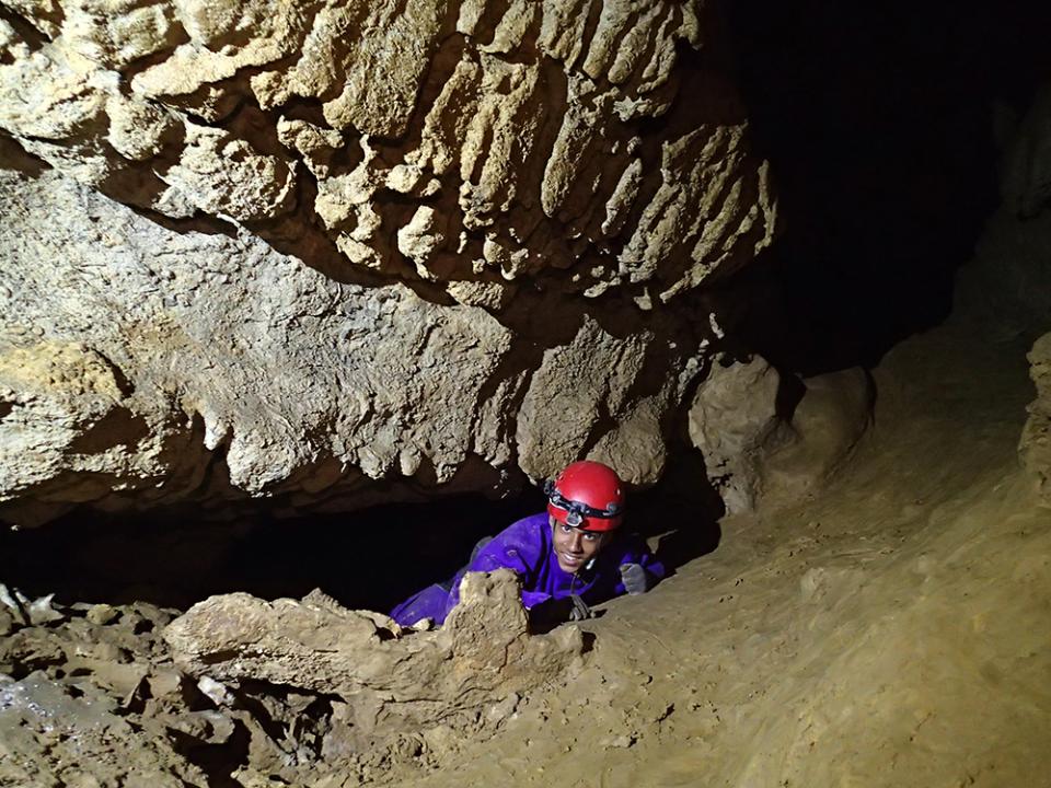 Spéléo débutant à la grotte de Bouhadère