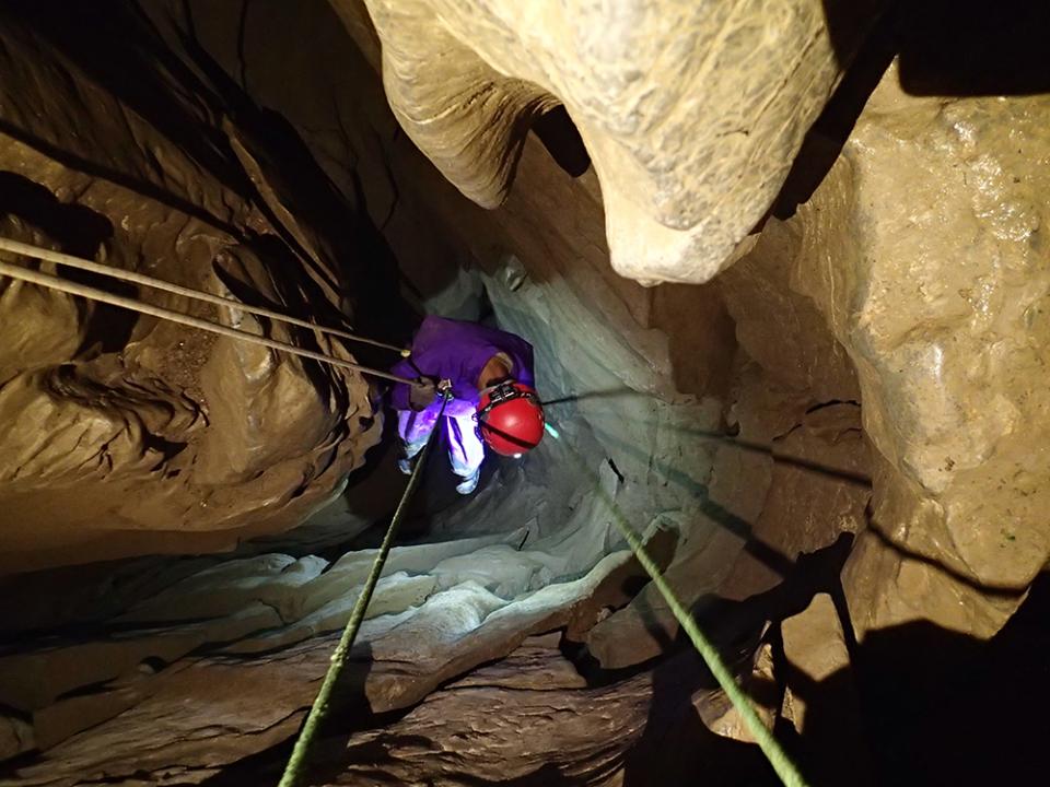 Spéléo debutant à la grotte de Bouhadère