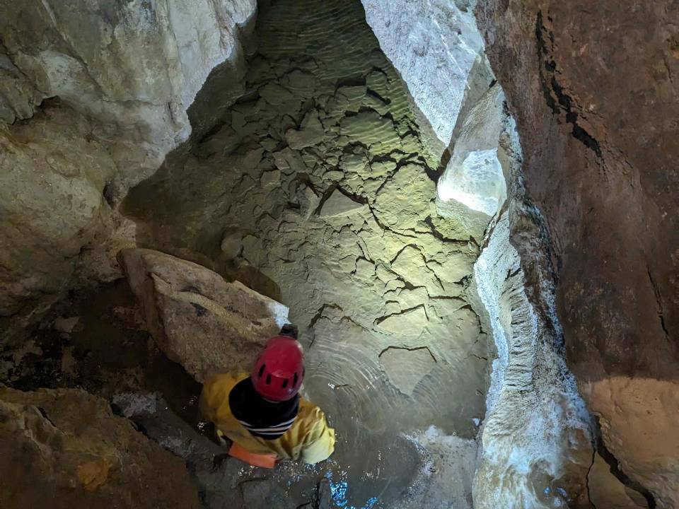 Spéléo débutant à la grotte de Bouhadère