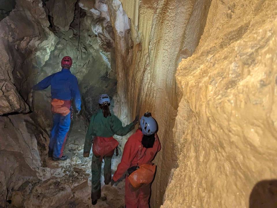 Spéléo débutant à la grotte de Bouhadère