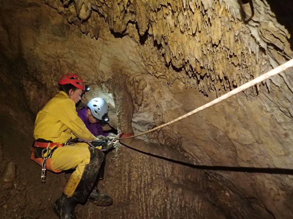 Spéléo débutant à la grotte de la résistance